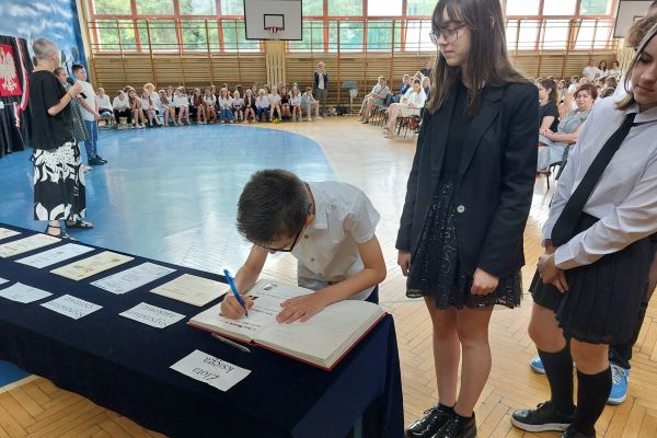 Wpis wyróżnionych uczniów do Złotej Księgi