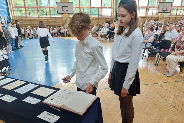 Wpis wyróżnionych uczniów do Złotej Księgi