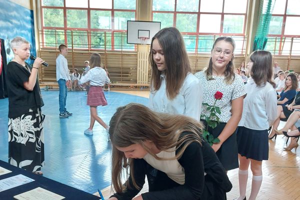 Wpis wyróżnionych uczniów do Złotej Księgi