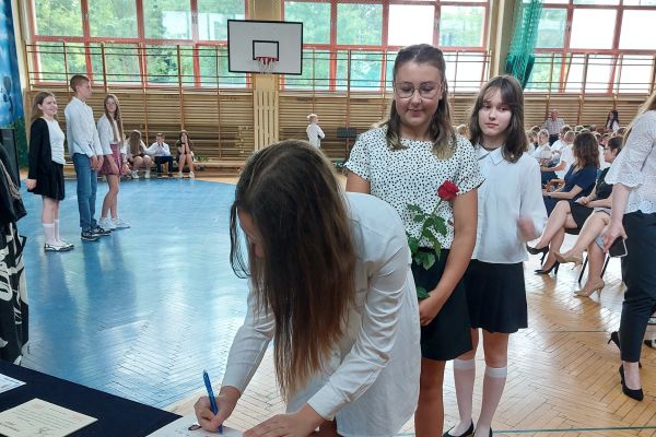 Wpis wyróżnionych uczniów do Złotej Księgi