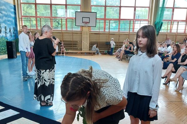 Wpis wyróżnionych uczniów do Złotej Księgi