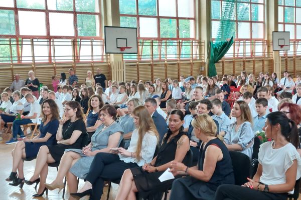 Zebrani uczniowie, nauczyciele i goście