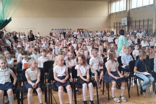 Zgromadzeni goście, uczniowie i nauczyciele.