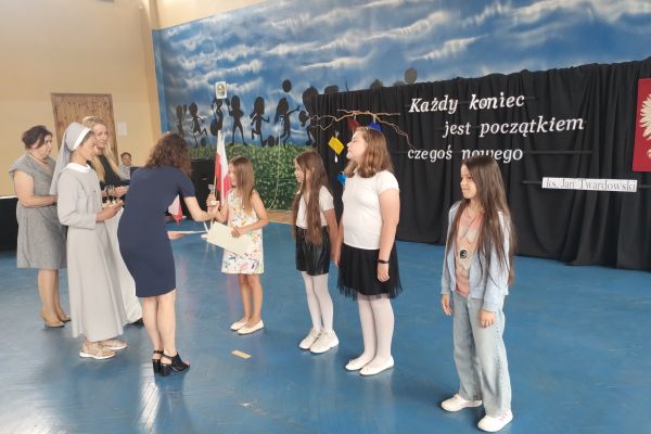 wyróżnieni uczniowie w kategorii savoir-vivre w klasie III.