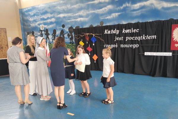 Wyróżnieni uczniowie w kategorii savoir-vivre w klasie II.