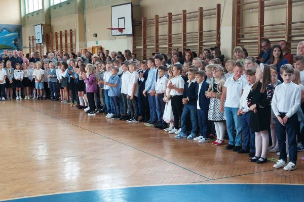 Uczniowie z wychowawcami i rodzicami