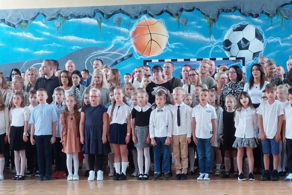 Uczniowie z wychowawcami i rodzicami