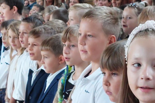 Uczniowie z wychowawcami i rodzicami