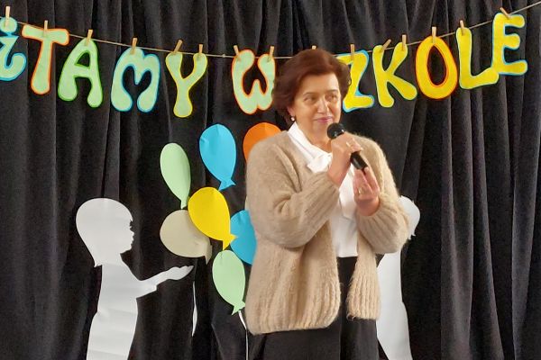 Powitanie uczniów i rodziców przez dyrekcję szkoły