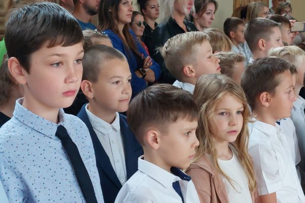 Uczniowie z wychowawcami i rodzicami