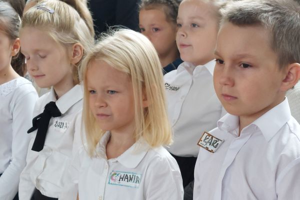 Uczniowie z wychowawcami i rodzicami