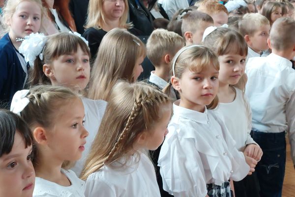 Uczniowie z wychowawcami i rodzicami