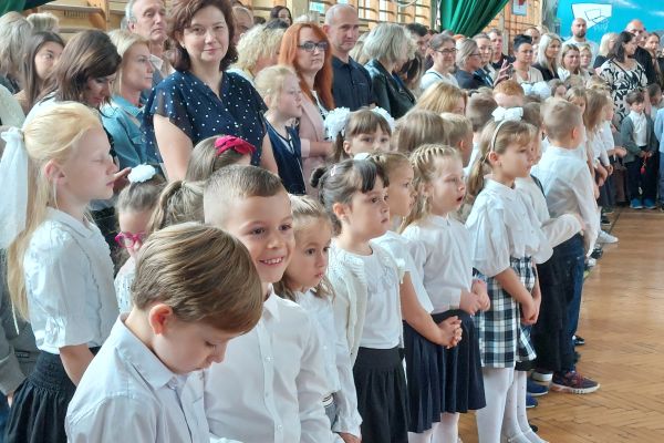 Uczniowie z wychowawcami i rodzicami