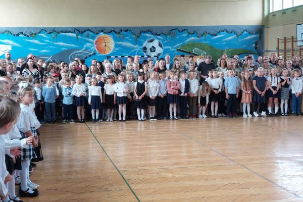 Uczniowie z wychowawcami i rodzicami