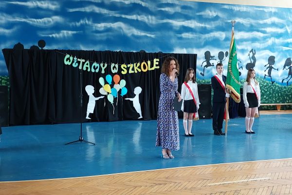 Powitanie uczniów i rodziców przez dyrektor szkoły