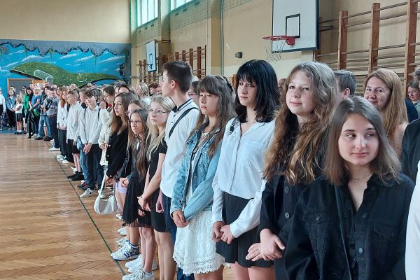 Uczniowie z wychowawcami na uroczystości