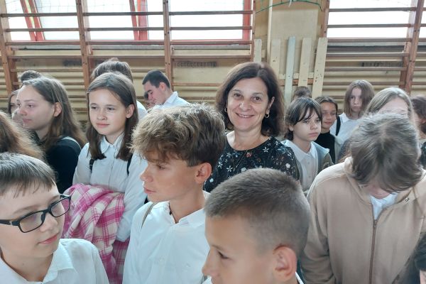 Uczniowie z wychowawcami na uroczystości