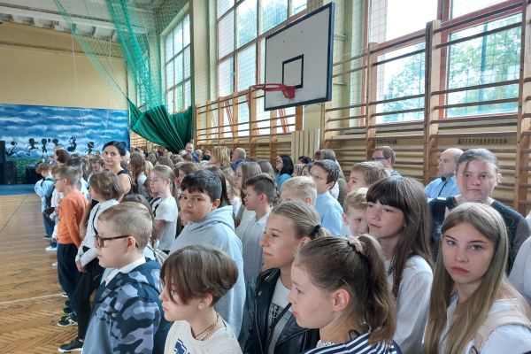 Uczniowie z wychowawcami na uroczystości