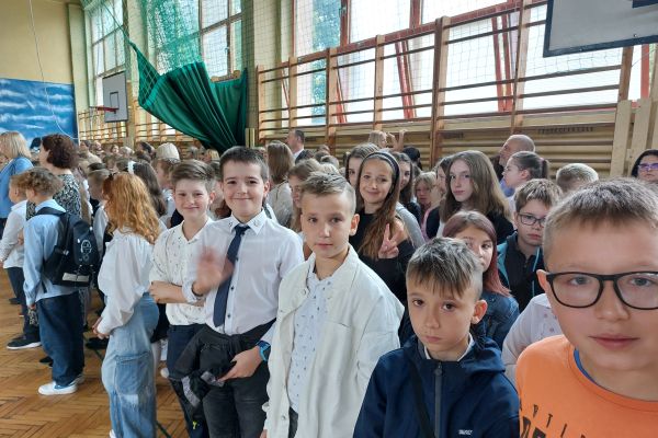 Uczniowie z wychowawcami na uroczystości