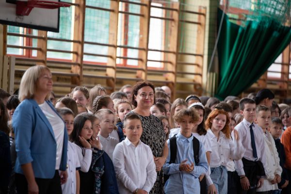 Uczniowie z wychowawcami na uroczystości