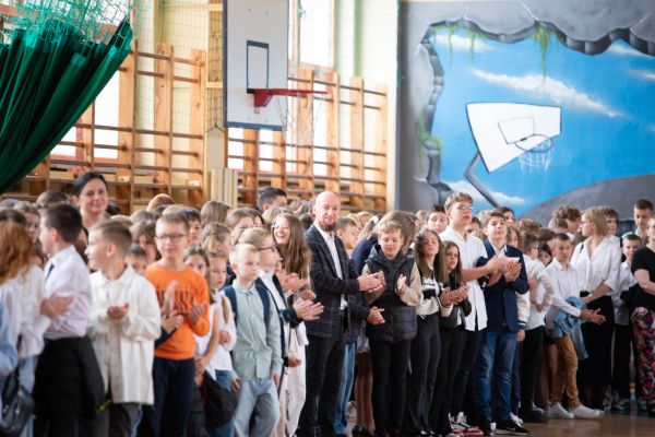 Uczniowie z wychowawcami na uroczystości