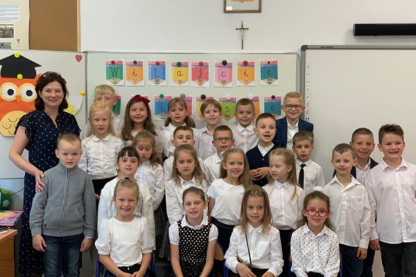 Pamiątkowe zdjęcie z rozpoczęcia roku szkolnego w klasie 1a