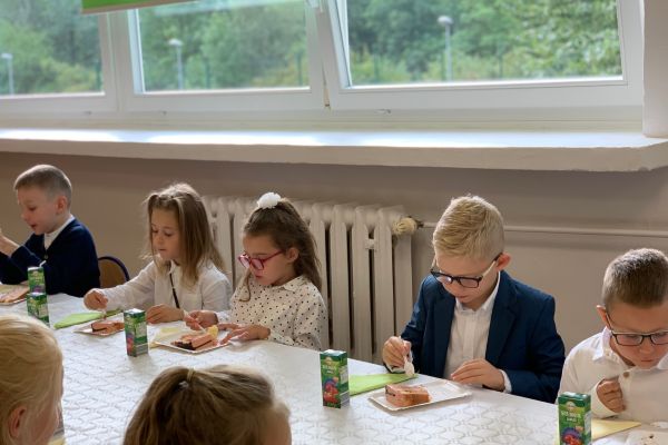 Słodki poczęstunek w klasie 1a
