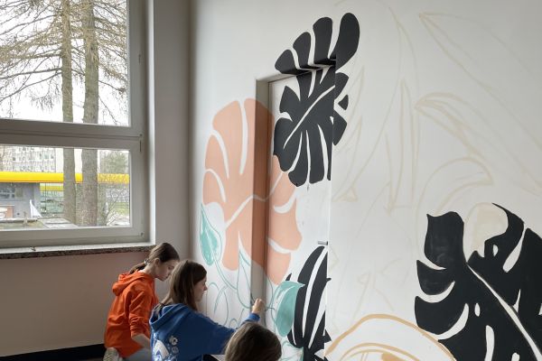 Etapy powstawania kącika wypoczynkowego - praca uczniów i nauczycieli