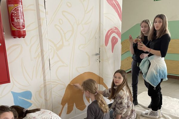 Etapy powstawania kącika wypoczynkowego - praca uczniów i nauczycieli