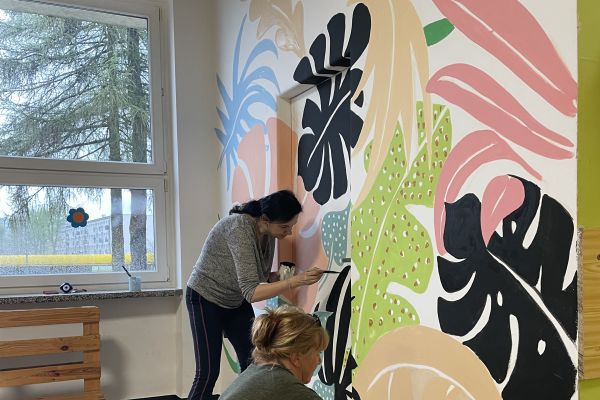 Etapy powstawania kącika wypoczynkowego - praca uczniów i nauczycieli