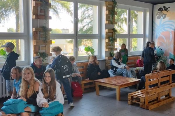 Uczniowie w kąciku wypoczynkowym podczas przerwy