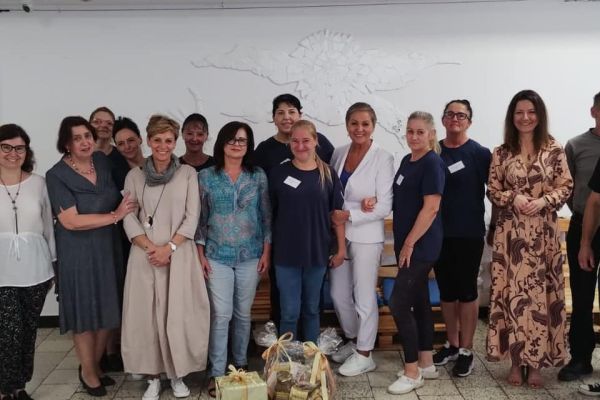 Nasi goście wraz z pracownikami szkoły