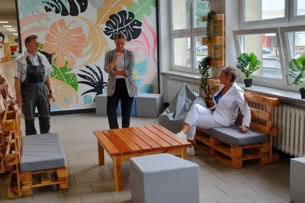 Pochwaliliśmy się nowym kącikiem wypoczynkowym dla dzieci na holu w budynku klas starszych