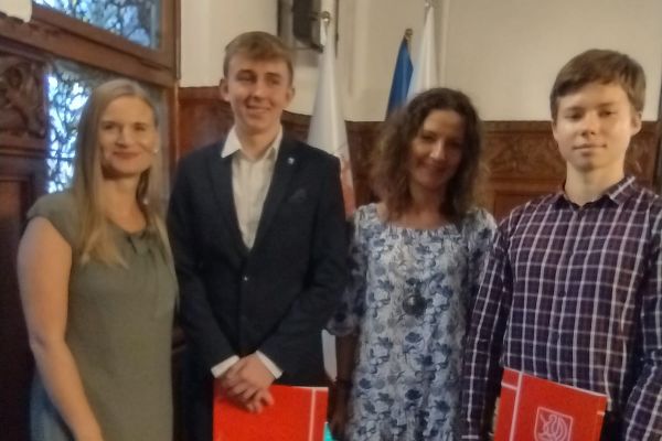 Wyróżnieni absolwenci z wiceprezydent Martą Makuch oraz dyrektor szkoły Marzeną Wolską