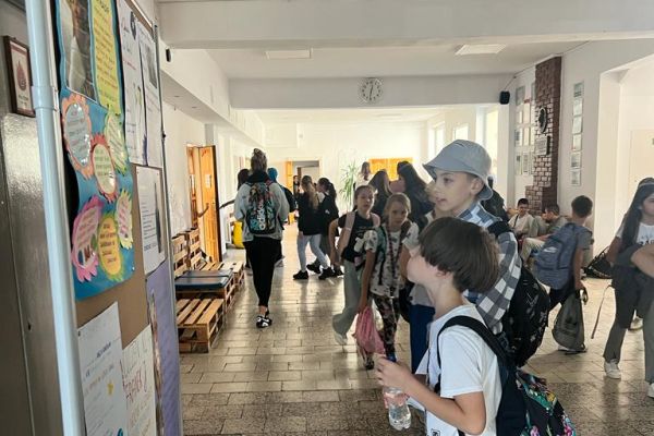 Uczniowie zapoznają się z kandydatami do SU