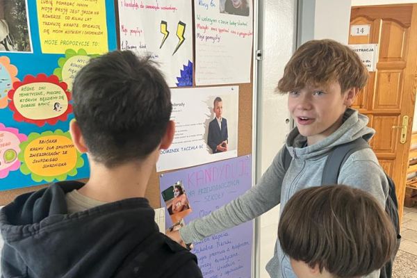 Uczniowie zapoznają się z kandydatami do SU