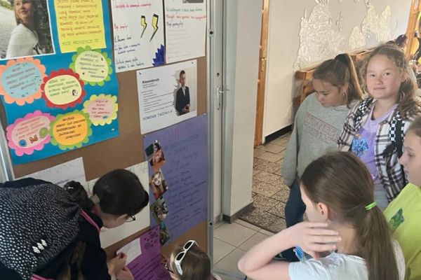 Uczniowie zapoznają się z kandydatami do SU