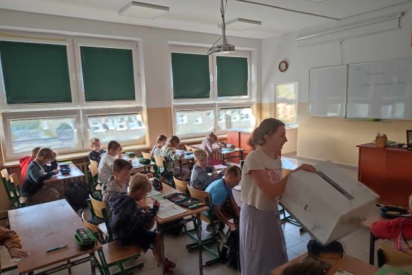 Uczniowie wybierają swojego kandydata w tajnym głosowaniu