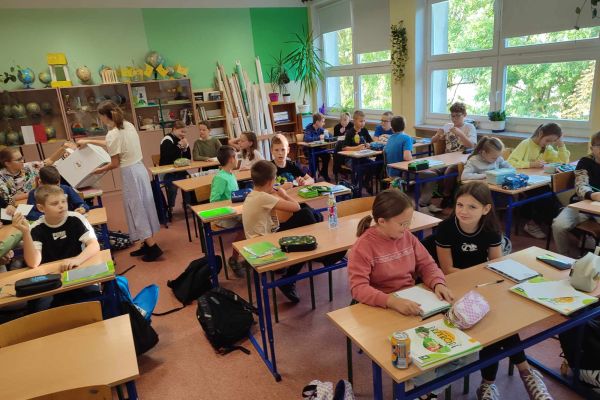 Uczniowie wybierają swojego kandydata w tajnym głosowaniu