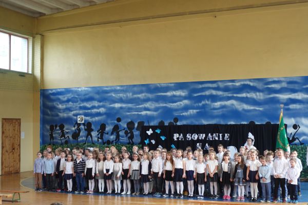 Prezentacja piosenki i wiersza przez uczniów klas 1