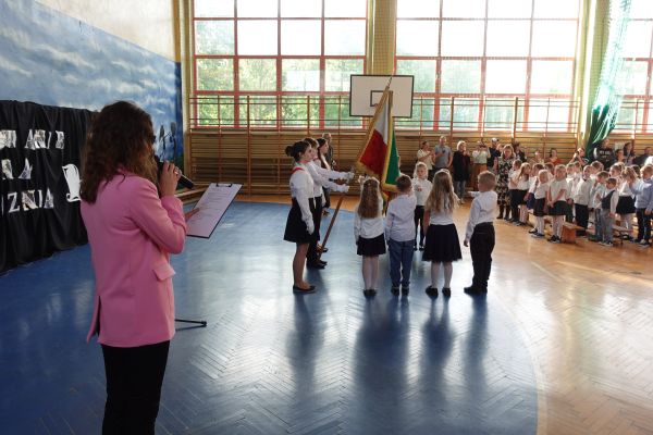 Ślubowanie przez uczniów klas 1