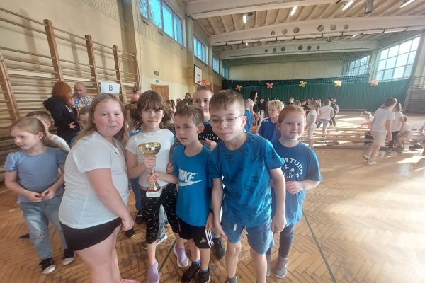 Złoty puchar i uśmiech od ucha do ucha w 2 d