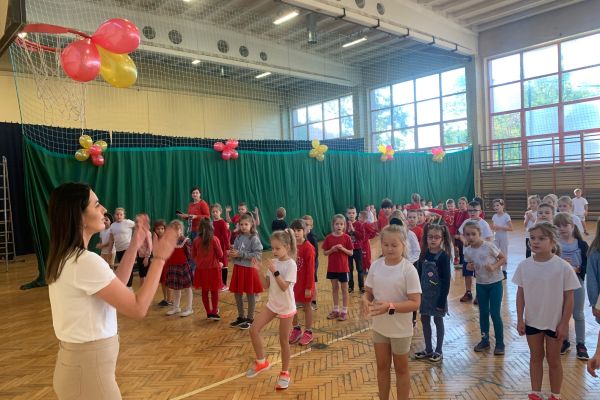 Pokaz tańca w wykonaniu uczniów klas pierwszyc