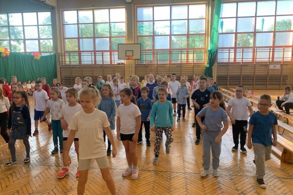 Pokaz tańca w wykonaniu uczniów klas pierwszych