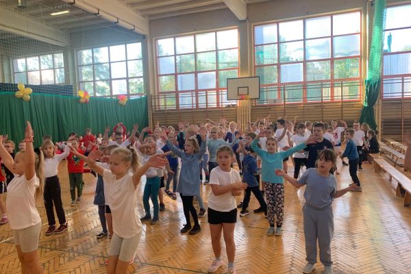 Pokaz tańca w wykonaniu uczniów klas pierwszych