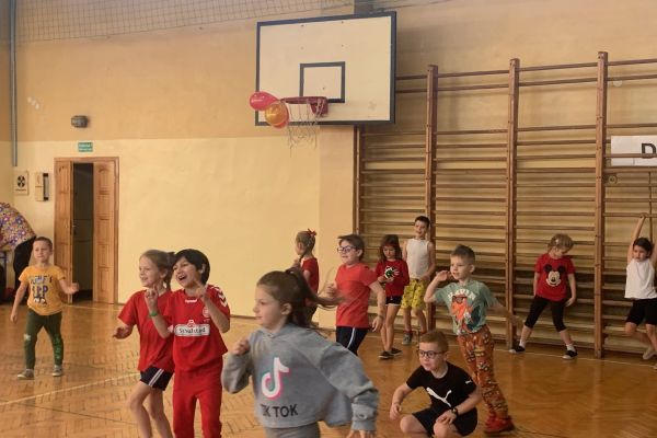 Rozgrywki w Dwa ognie w klasach pierwszych