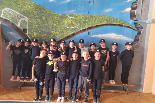 Czarna grupa zdobywa złoty puchar 2b