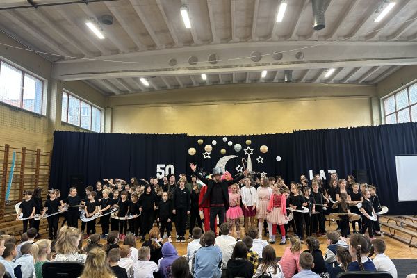 Brawa dla uczniów i rodziców występujących w przedstawieniu