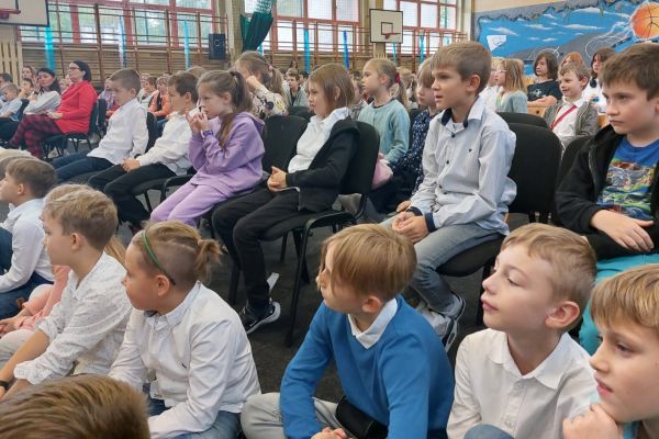 Dzieci z klas I-III oglądają przedstawienie