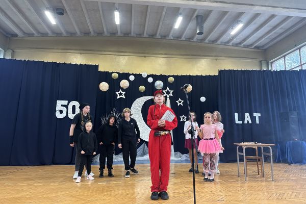 Gra aktorska dzieci z koła teatralnego